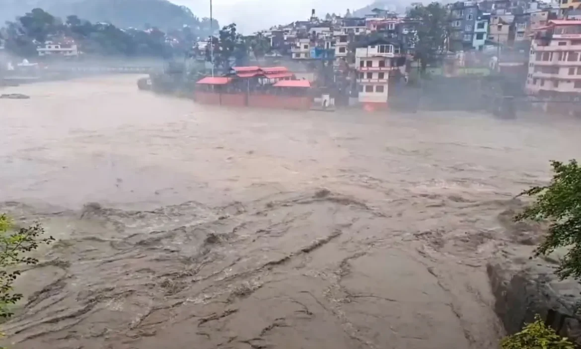 भारी बारिश से सिरमौर और सोलन में स्कूल बंद