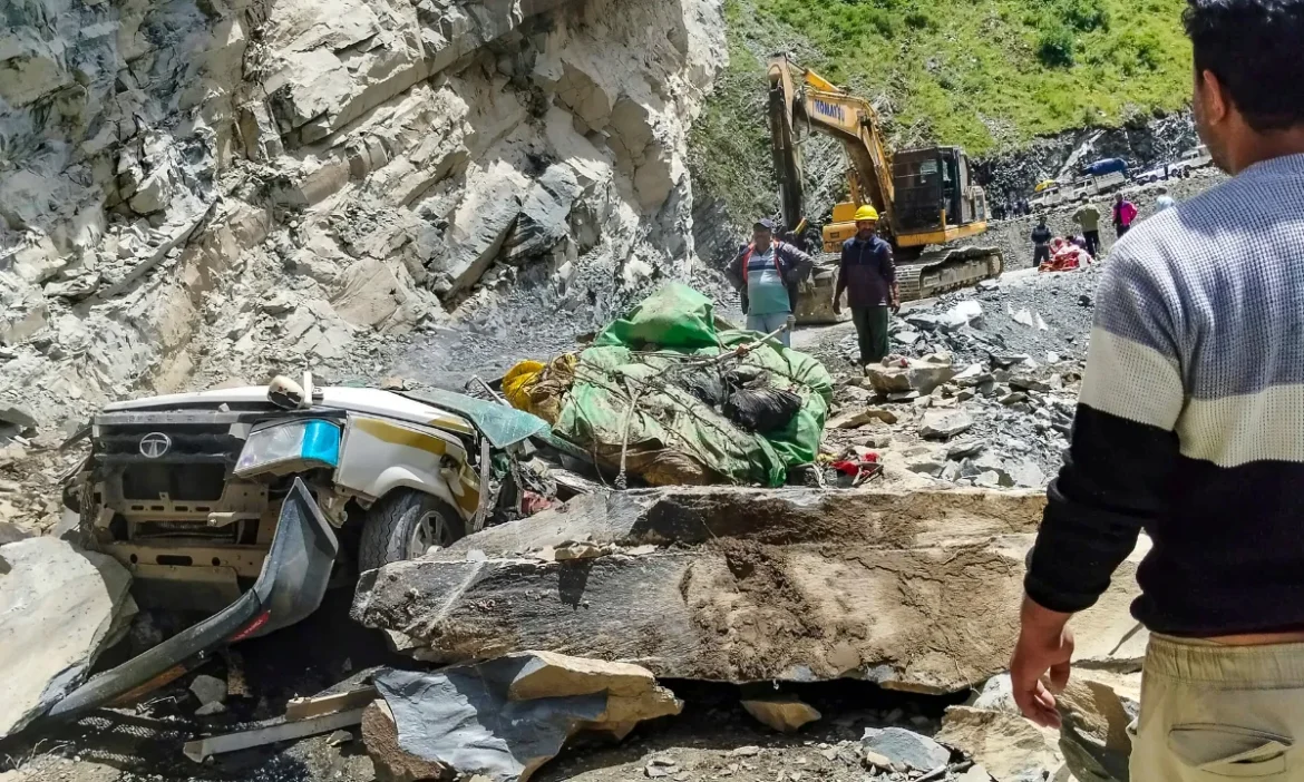 कार पर गिरे पहाड़ से पत्थर, 13 की मौत