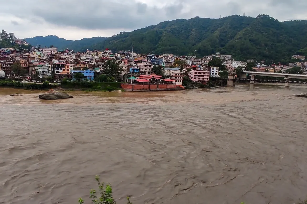 हिमाचल प्रदेश में अगले 48 घंटे कहर मचाएगी बारिश!  स्कूल-कॉलेज सब बंद, रेड अलर्ट जारी