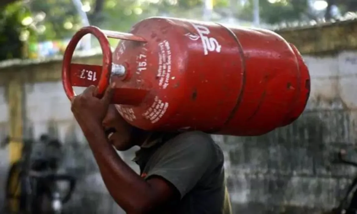 होटल-रेस्टोरेंट वालों को राहत! Commercial LPG सिलेंडर हुआ सस्ता
