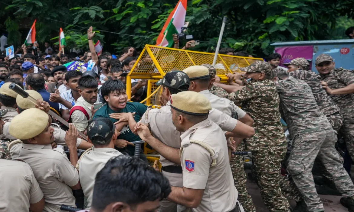 मार्च शुरू होते ही पुलिस ने बरसाई लाठियां