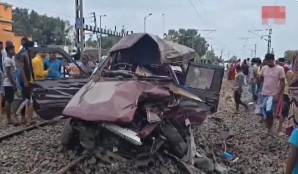 ट्रेन की चपेट में आई कार, 3 की मौत