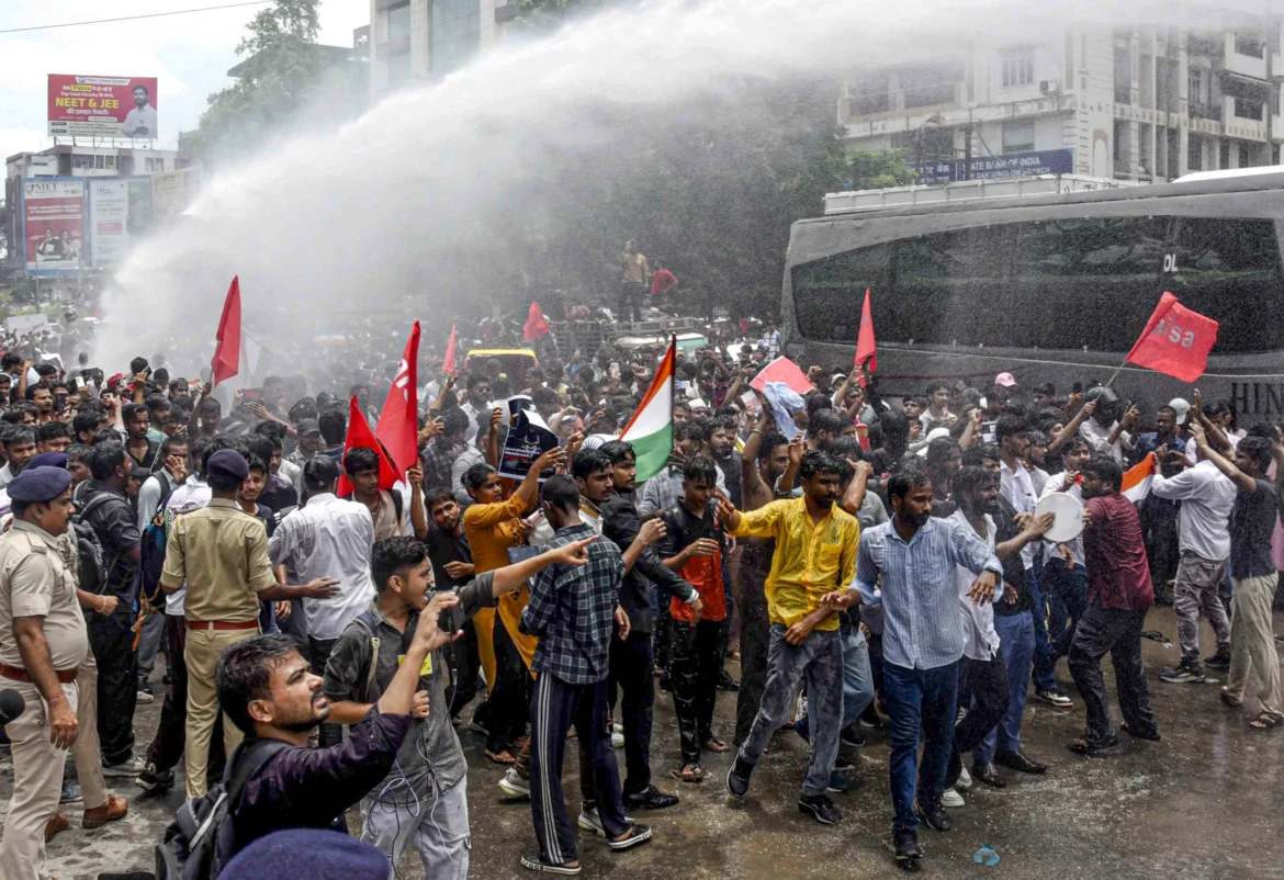 बिहार में छात्रों का उग्र प्रदर्शन,