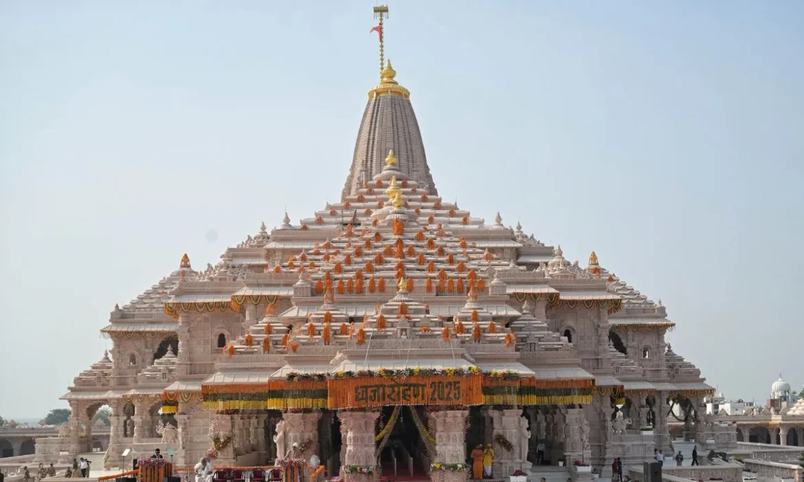 सोना, चांदी, डॉलर और ₹80 लाख बरामद