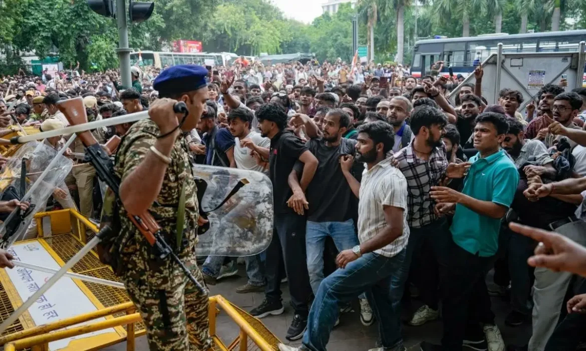 संसद तक पहुंचने वालों पर लाठीचार्ज